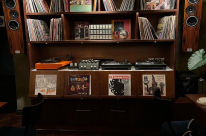 CAIA-LONDON-NOTTINGAM HILL- July 2022-music bar-restaurant-Kuzma Stabi R record player